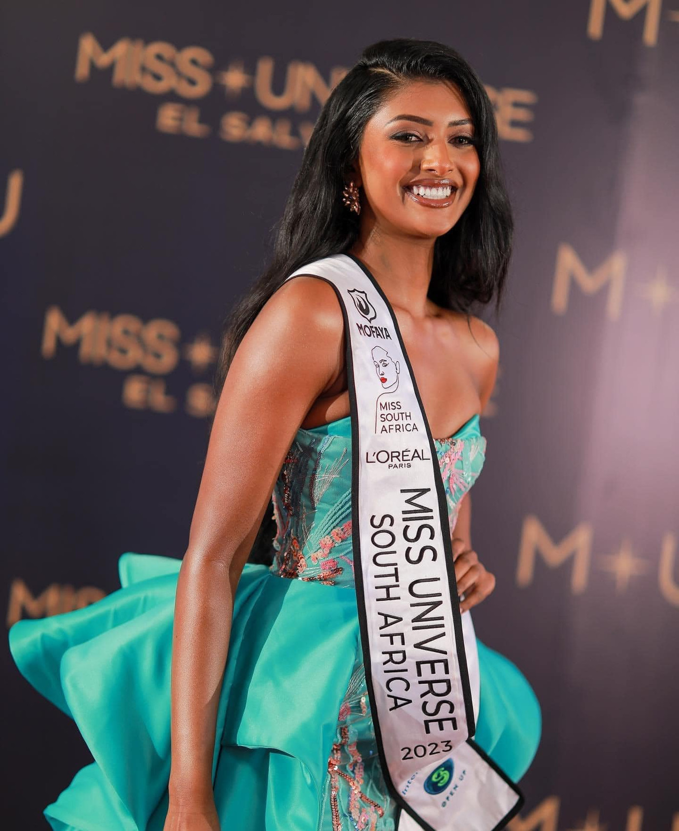 Đại diện Nam Phi để lại ấn tượng với vẻ đẹp lai Ấn Độ. Cô được dự đoán gây bất ngờ tại chung kết Hoa hậu Hoàn vũ 2023.