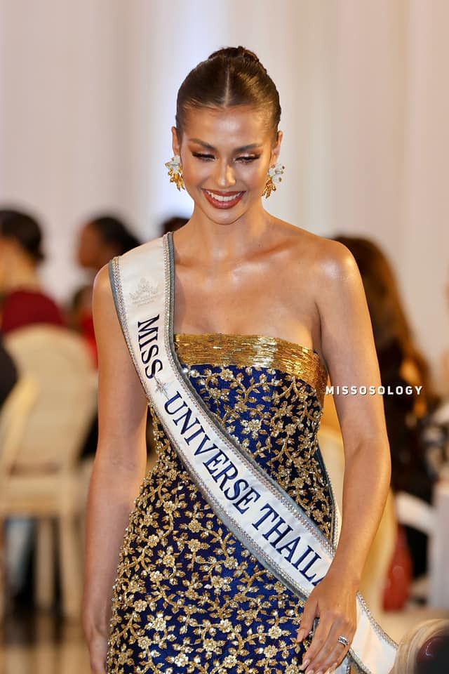 Đại diện Thái Lan diện váy cúp ngực tông màu vàng gold sang trọng. Cô được khán giả El Salvador yêu mến, được dự đoán là ứng viên sáng giá cho vương miện.