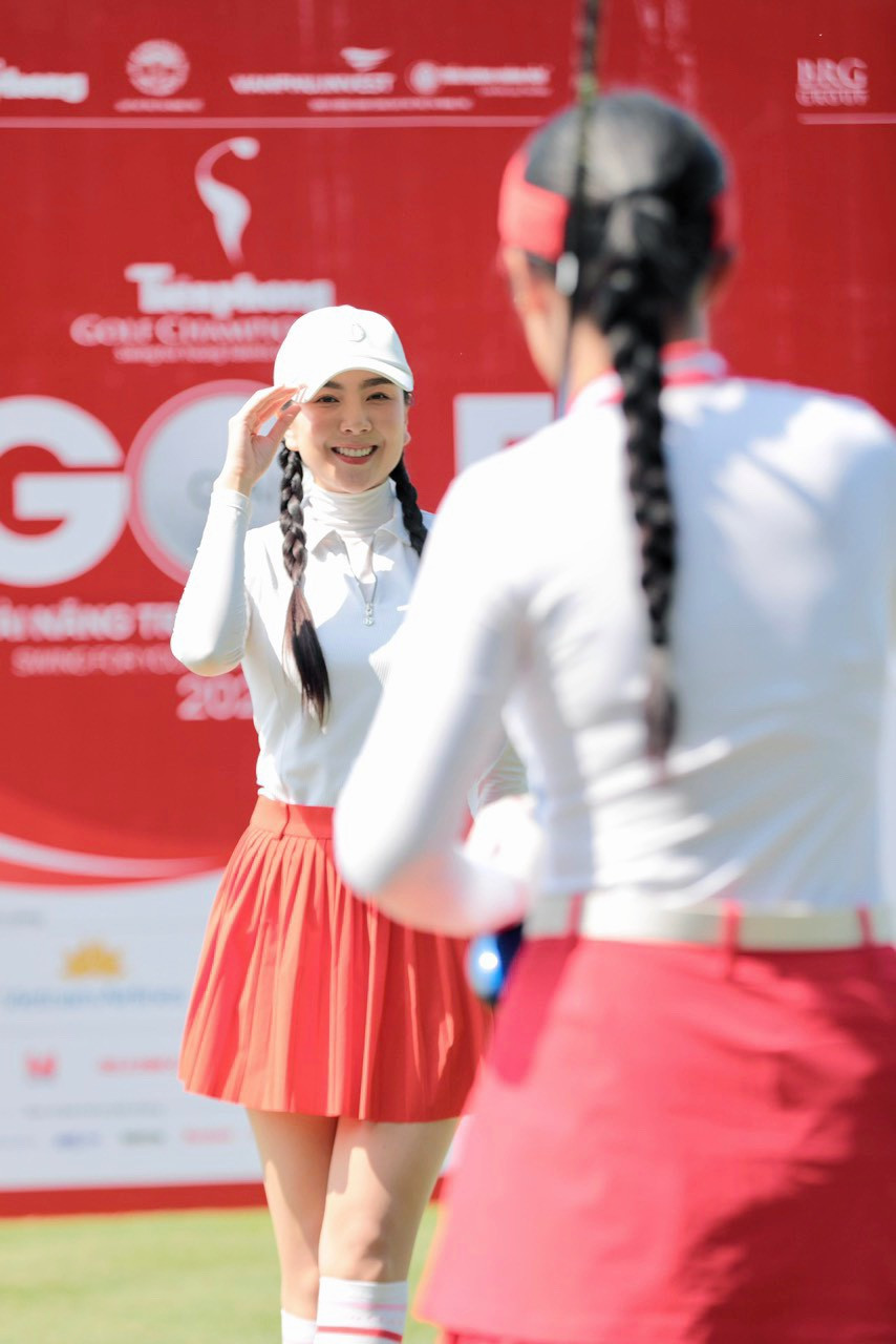 Cả hai là bạn bè thân thiết trong công việc và ngoài đời. Họ cũng thường xuyên rủ nhau đi đánh golf vào những dịp rảnh rỗi. Ngọc Hân tranh thủ ghi lại những khoảnh khắc đẹp cho Mai Ngọc tại lễ khai mạc.