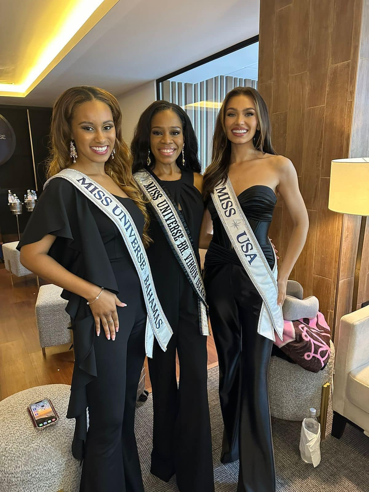 Các người đẹp rạng rỡ hội ngộ ở El Salvador sau chuyến bay dài.