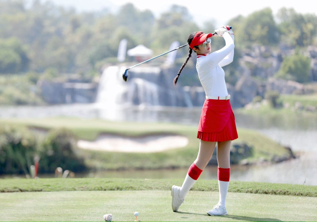 Ngọc Hân chia sẻ: “Tiền Phong Golf Championship là nơi chắp cánh cho ước mơ của các tài năng trẻ Việt Nam được bay xa. Một giải đấu mang tính nhân văn và cộng đồng rất lớn. Vì thế, tôi đã nhận lời ngay khi được mời tham dự giải. Tôi rất vinh dự vì điều đó&quot;.