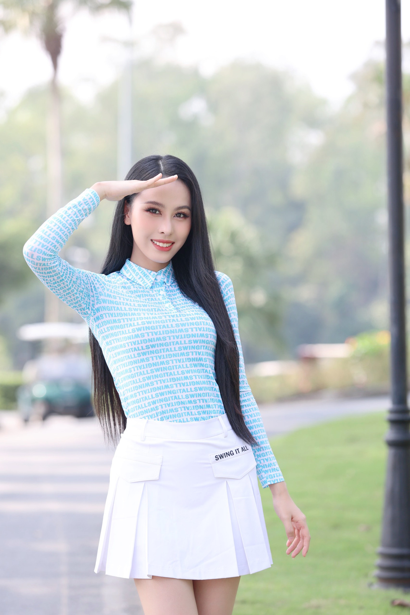 Á hậu Ngọc Hằng rạng rỡ trên sân golf Đồng Mô. Cô chuẩn bị đại diện Việt Nam tham dự cuộc thi Hoa hậu Liên lục địa 2023.