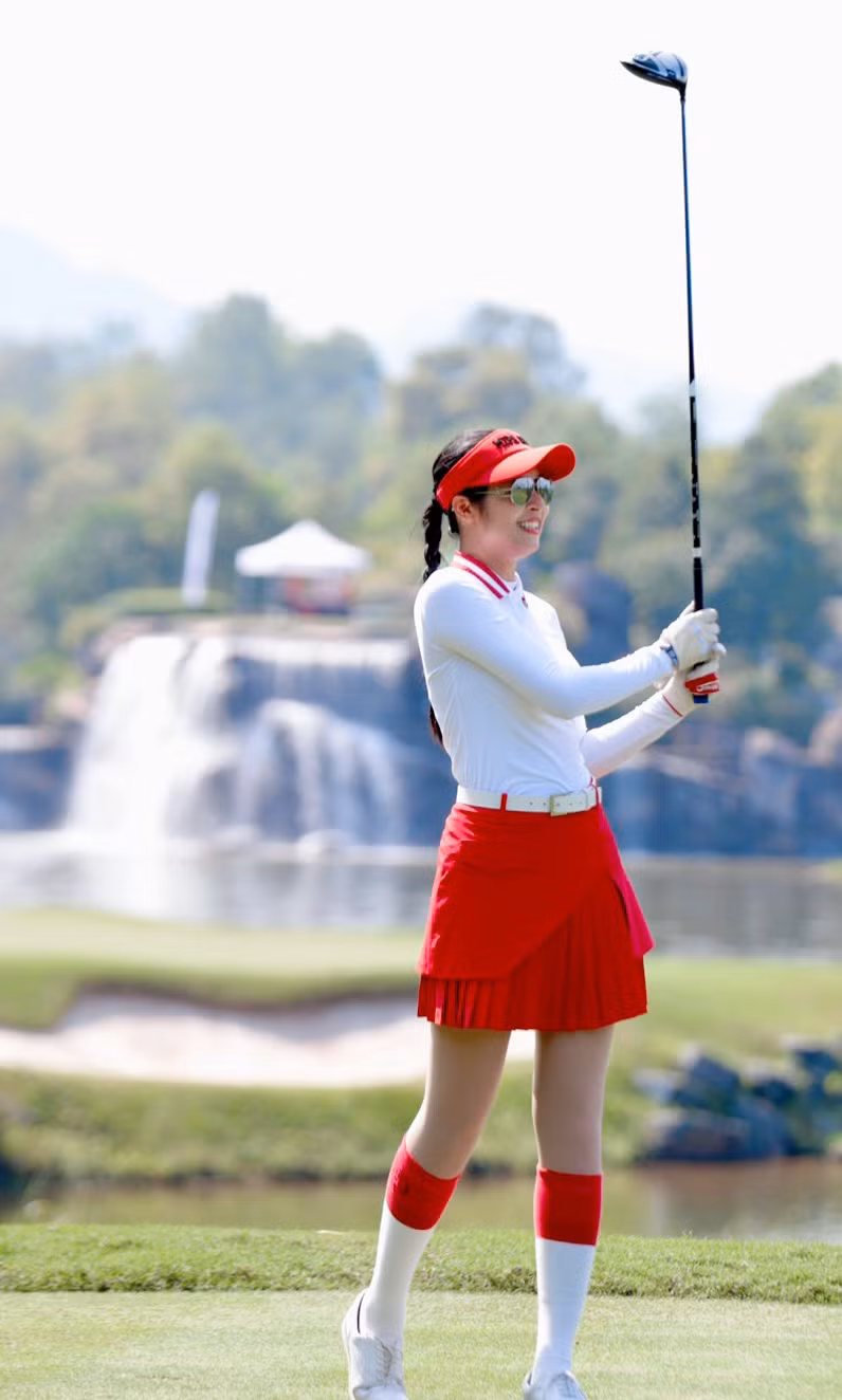 Ngọc Hân đã nhiều lần tham gia tranh tài tại Tiền Phong Golf Championship 2023. Năm nay, cô rủ thêm những người bạn thân thiết như MC Mai Ngọc tham gia.
