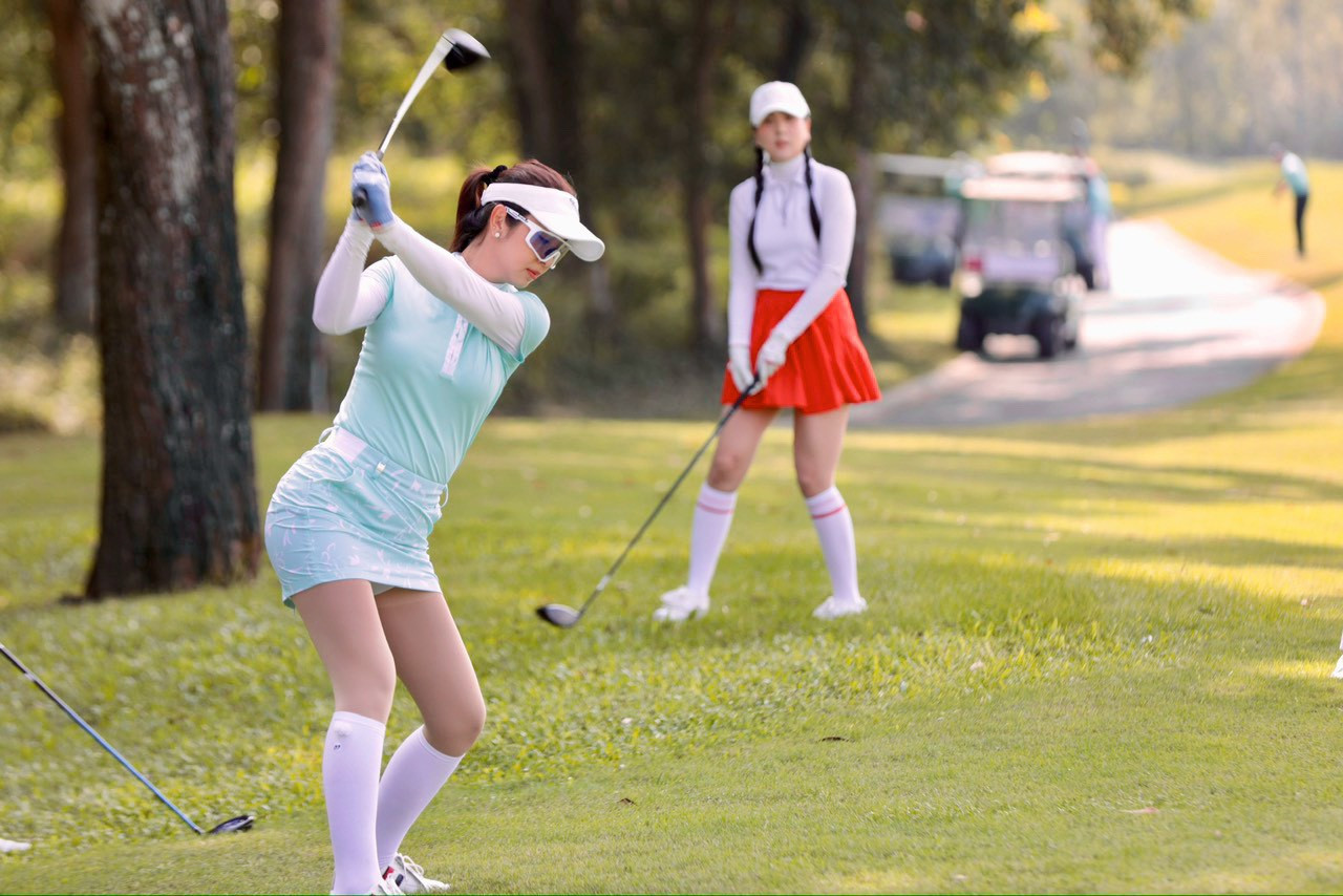 Jennifer Phạm từng tranh tài tại Tiền Phong Golf Championship 2020 và đây là giải golf chính thức đầu tiên của cô. Đến với giải đấu năm nay, cô chia sẻ: &quot;Tôi nhận thấy hoạt động từ thiện của giải nhằm gây quỹ cho Quỹ hỗ trợ Tài năng trẻ Việt Nam rất ý nghĩa và nhân văn. Hy vọng sự tham gia của tôi và các bạn Hoa hậu, Á hậu sẽ giúp giải đấu lan tỏa hơn nữa, góp phần nhỏ của mình cho quỹ&quot;.