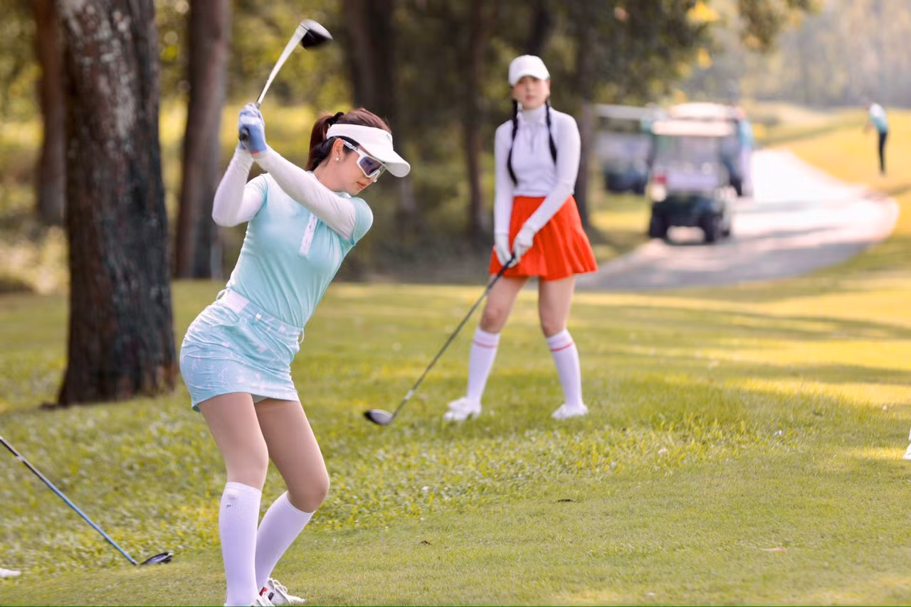 Jennifer Phạm từng tranh tài tại Tiền Phong Golf Championship 2020 và đây là giải golf chính thức đầu tiên của cô. Đến với giải đấu năm nay, cô chia sẻ: "Tôi nhận thấy hoạt động từ thiện của giải nhằm gây quỹ cho Quỹ hỗ trợ Tài năng trẻ Việt Nam rất ý nghĩa và nhân văn. Hy vọng sự tham gia của tôi và các bạn Hoa hậu, Á hậu sẽ giúp giải đấu lan tỏa hơn nữa, góp phần nhỏ của mình cho quỹ".