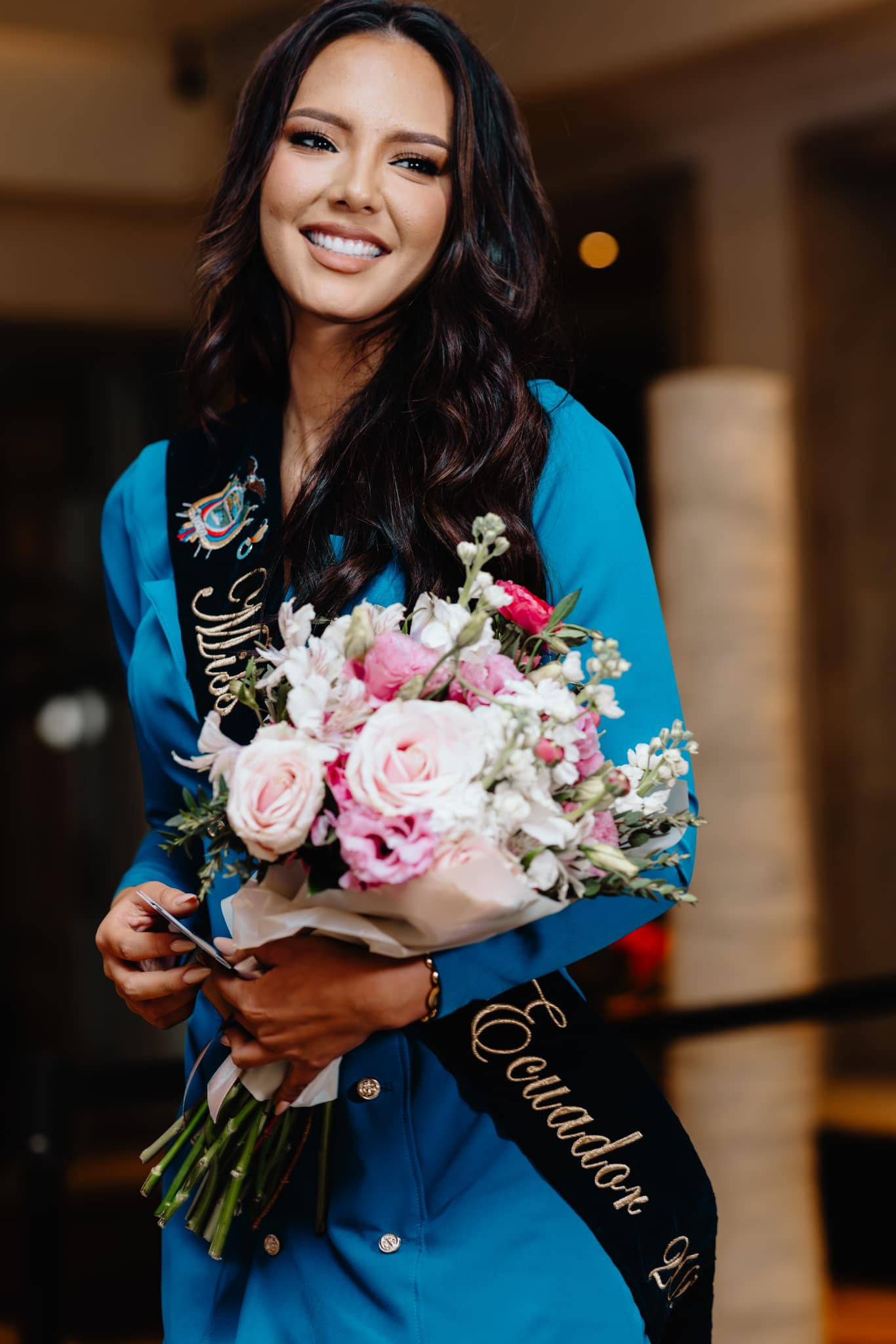 Dàn thí sinh khoe sắc trong ngày đầu tiên xuất hiện tại El Salvador. Nhiều thí sinh đã phải trải qua nhiều giờ bay để tới đây. Họ đều bày tỏ cảm xúc háo hức, phấn khích khi bước vào cuộc thi sắc đẹp hấp dẫn nhất hành tinh.