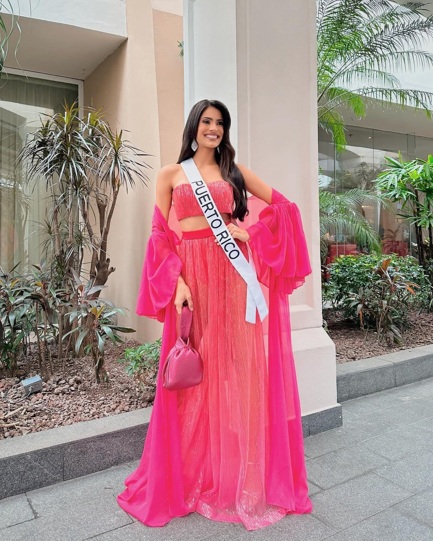 Hai đại diện Puerto Rico và Costa Rica diện trang phục tông màu hồng rực rỡ. Họ đều là những thí sinh tiềm năng của khu vực Mỹ Latinh.