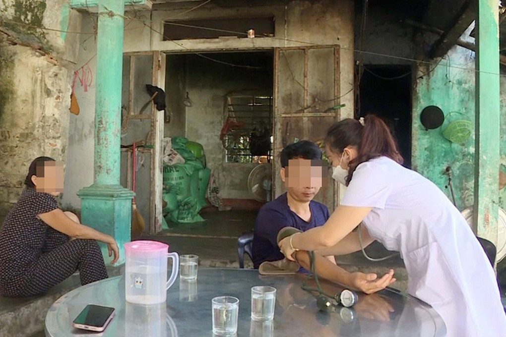 Cán bộ y tế thăm khám cho bệnh nhân tâm thần tại cộng đồng (Ảnh: Nhật Anh).