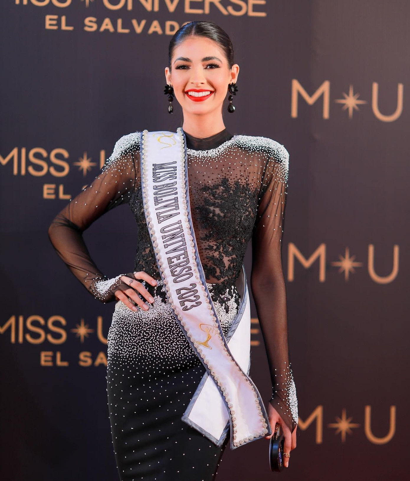 Hai đại diện Brazil và Bolivia cũng được đánh giá cao về váy áo khi xuất hiện ở buổi tiệc.