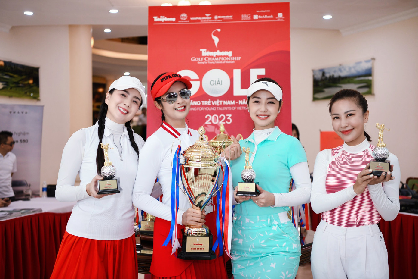 Hoa hậu Ngọc Hân, Jennifer Phạm và MC Mai Ngọc hào hứng tham dự Tiền Phong Golf Championship 2023. Họ đều là những người đẹp có niềm đam mê bộ môn golf và từng tham dự nhiều giải đấu chuyên nghiệp cũng như không chuyên.