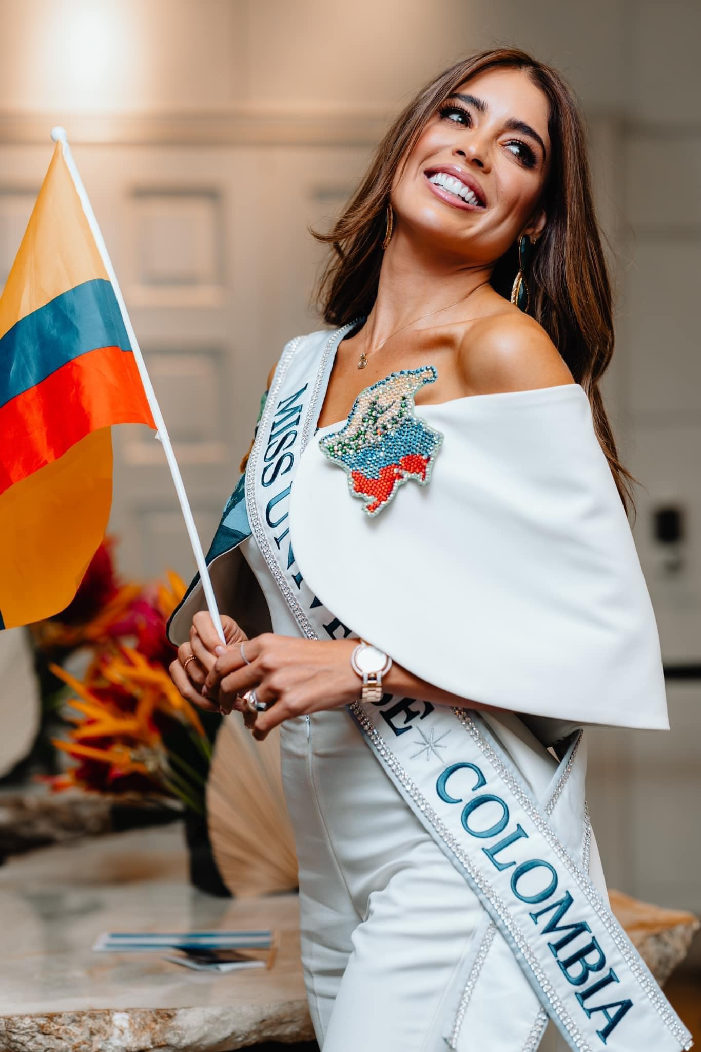 Người đẹp Colombia - Camila Avella xuất hiện với vẻ thanh lịch, sang trọng. Cô là thí sinh có con đầu tiên dự thi Hoa hậu Hoàn vũ.