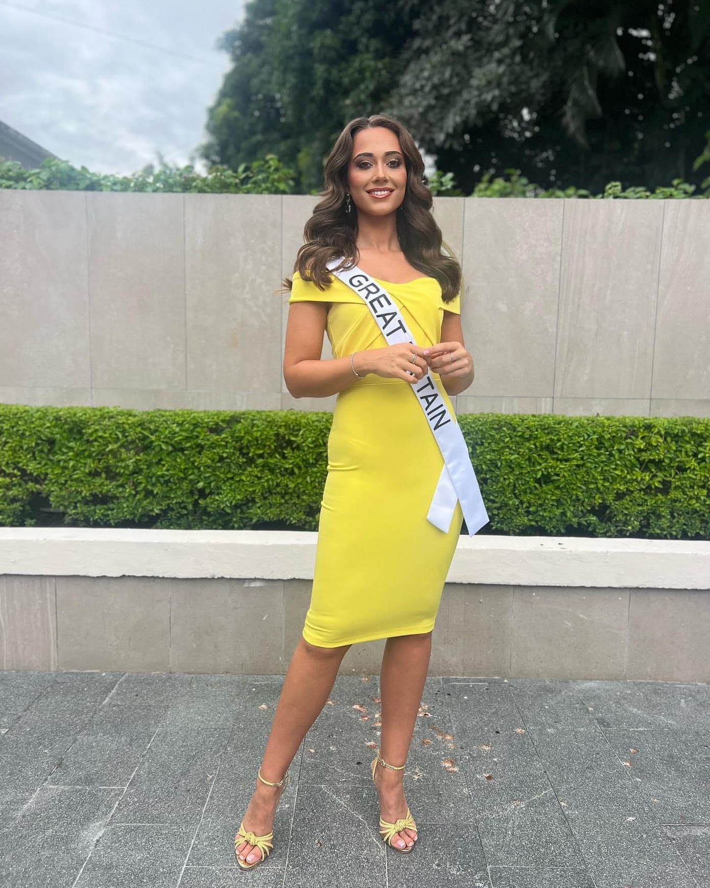 Hai đại diện châu Âu là Anh và Pháp cùng chọn tông màu vàng cổ điển, thanh lịch.