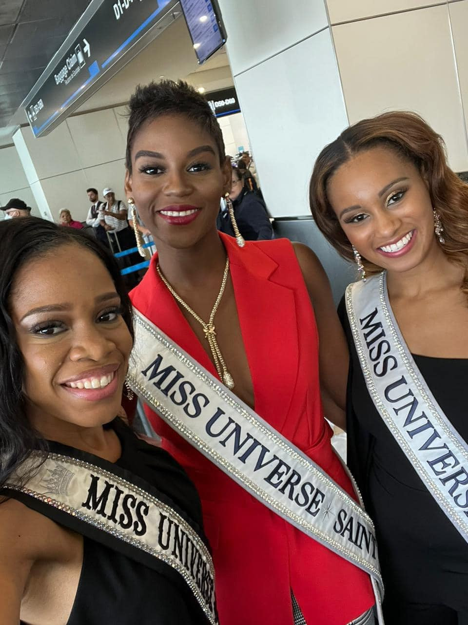 Các người đẹp rạng rỡ hội ngộ ở El Salvador sau chuyến bay dài.