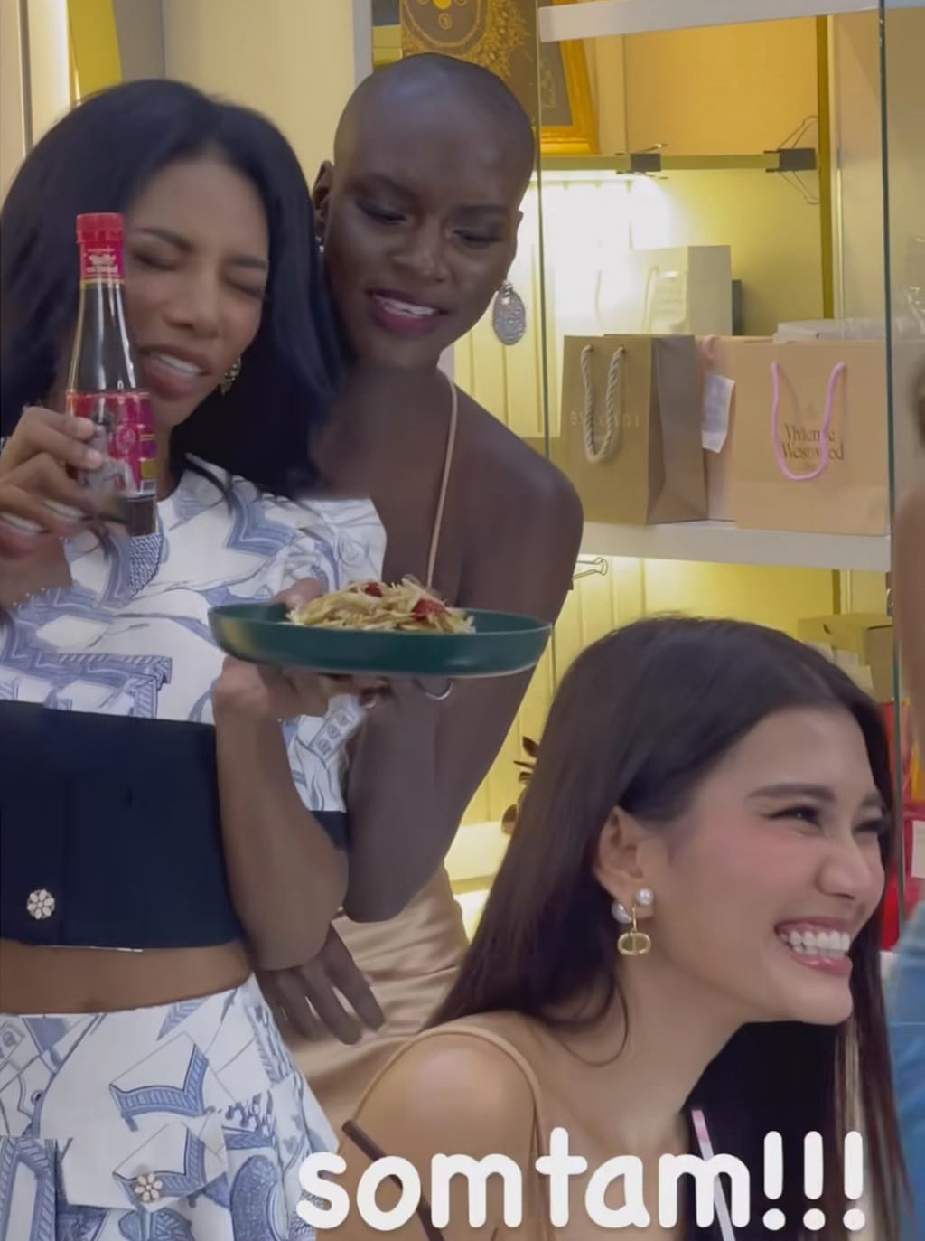 Hình ảnh các Hoa hậu, Á hậu Hòa bình trong buổi livestream bán hàng sáng 611.