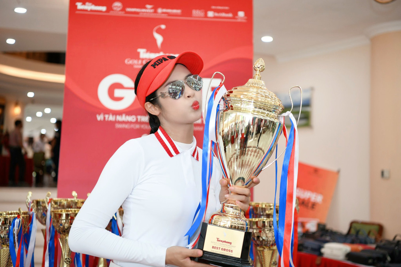 Hoa hậu Ngọc Hân, Jennifer Phạm và MC Mai Ngọc hào hứng tham dự Tiền Phong Golf Championship 2023. Họ đều là những người đẹp có niềm đam mê bộ môn golf và từng tham dự nhiều giải đấu chuyên nghiệp cũng như không chuyên.