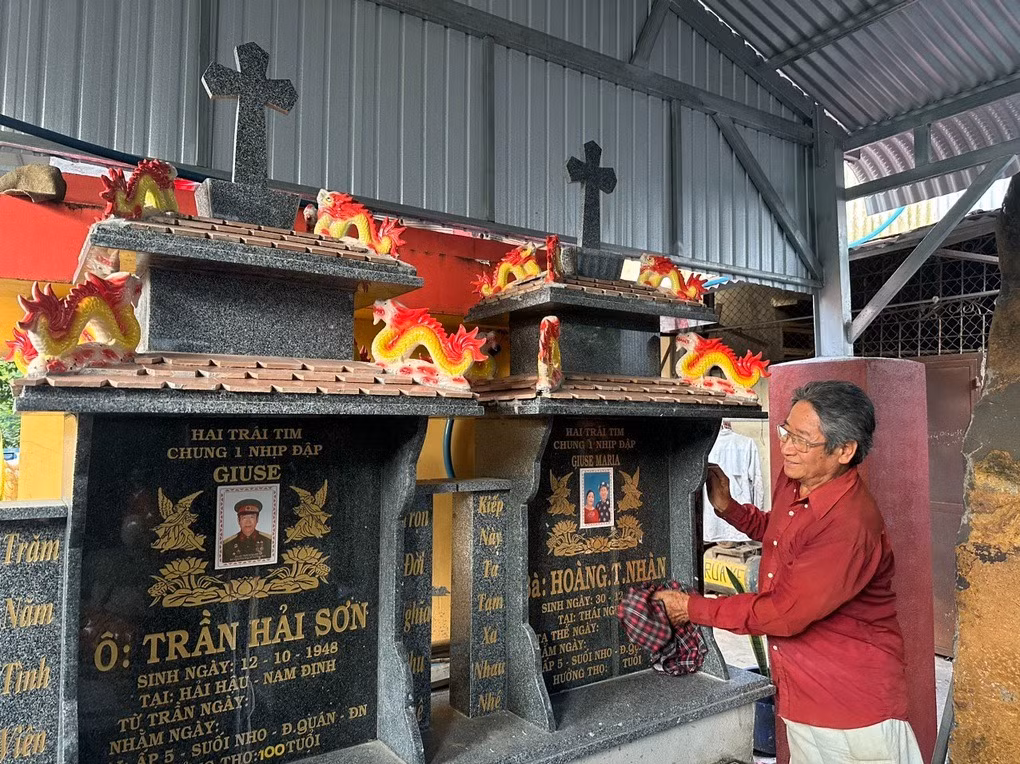 Ông Trần Hải Sơn bên cạnh 2 ngôi mộ của vợ chồng được xây dựng trong khuôn viên của gia đình (Ảnh: Hoàng Bình). Ông Trần Hải Sơn bên cạnh 2 ngôi mộ của vợ chồng được xây dựng trong khuôn viên của gia đình (Ảnh: Hoàng Bình).