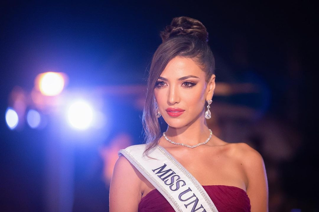 Đại diện chủ nhà El Salvador mặc đầm cúp ngực màu đỏ sang trọng, thanh lịch. Isabella Garcia-Manzo được các chuyên trang sắc đẹp đánh giá cao. Tuy nhiên, từ đầu cuộc thi đến nay cô chưa thực sự nổi bật.