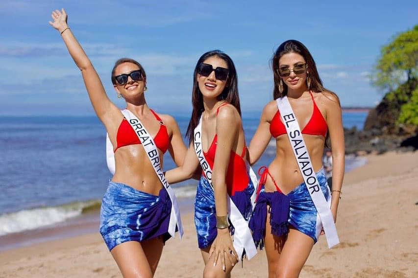 Tại hoạt động này, các thí sinh được tự chọn áo tắm để tôn lên vẻ đẹp hình thể của mình.