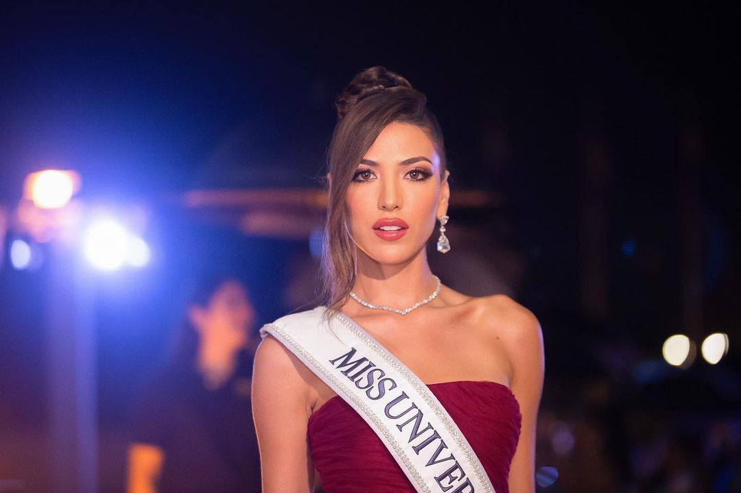 Đại diện chủ nhà El Salvador mặc đầm cúp ngực màu đỏ sang trọng, thanh lịch. Isabella Garcia-Manzo được các chuyên trang sắc đẹp đánh giá cao. Tuy nhiên, từ đầu cuộc thi đến nay cô chưa thực sự nổi bật.