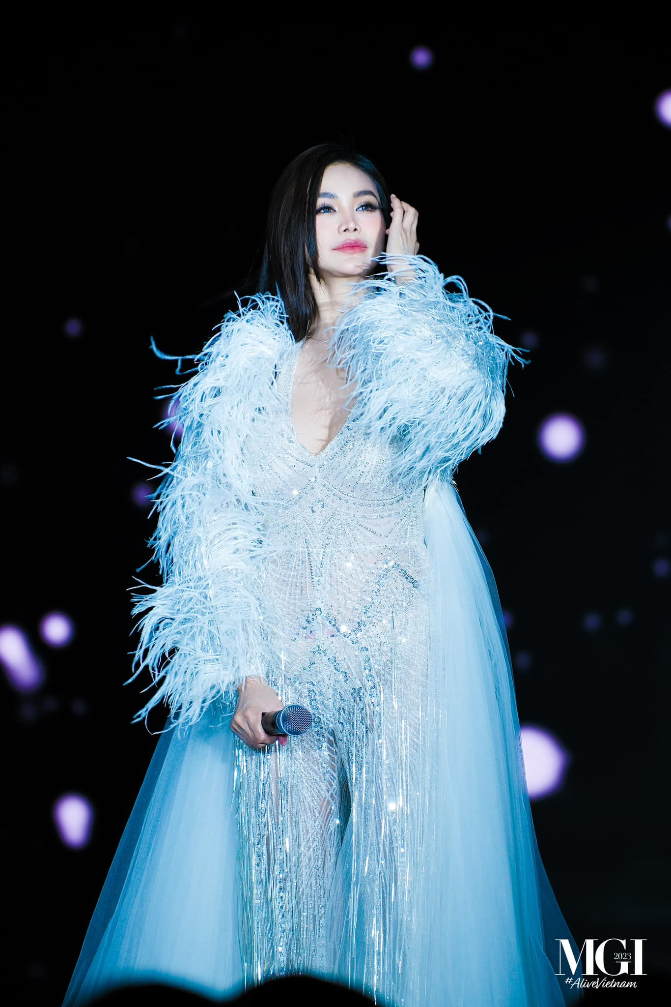 Xuất thân là ca sĩ trước khi đăng quang Hoa hậu Hòa bình Thái Lan nhưng giọng hát của Engfa Wahara vẫn gây nhiều tranh cãi.