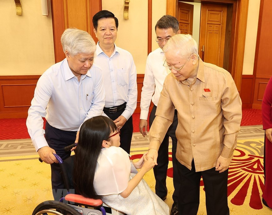 Tổng Bí thư Nguyễn Phú Trọng với đại biểu điển hình tiêu biểu toàn quốc. (Ảnh: Trí Dũng/TTXVN)