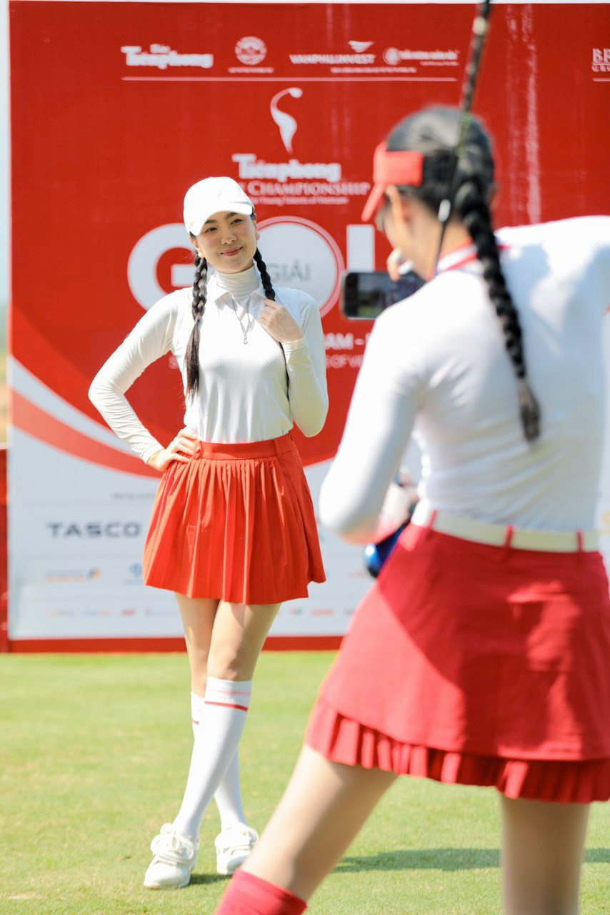 Cả hai là bạn bè thân thiết trong công việc và ngoài đời. Họ cũng thường xuyên rủ nhau đi đánh golf vào những dịp rảnh rỗi. Ngọc Hân tranh thủ ghi lại những khoảnh khắc đẹp cho Mai Ngọc tại lễ khai mạc.