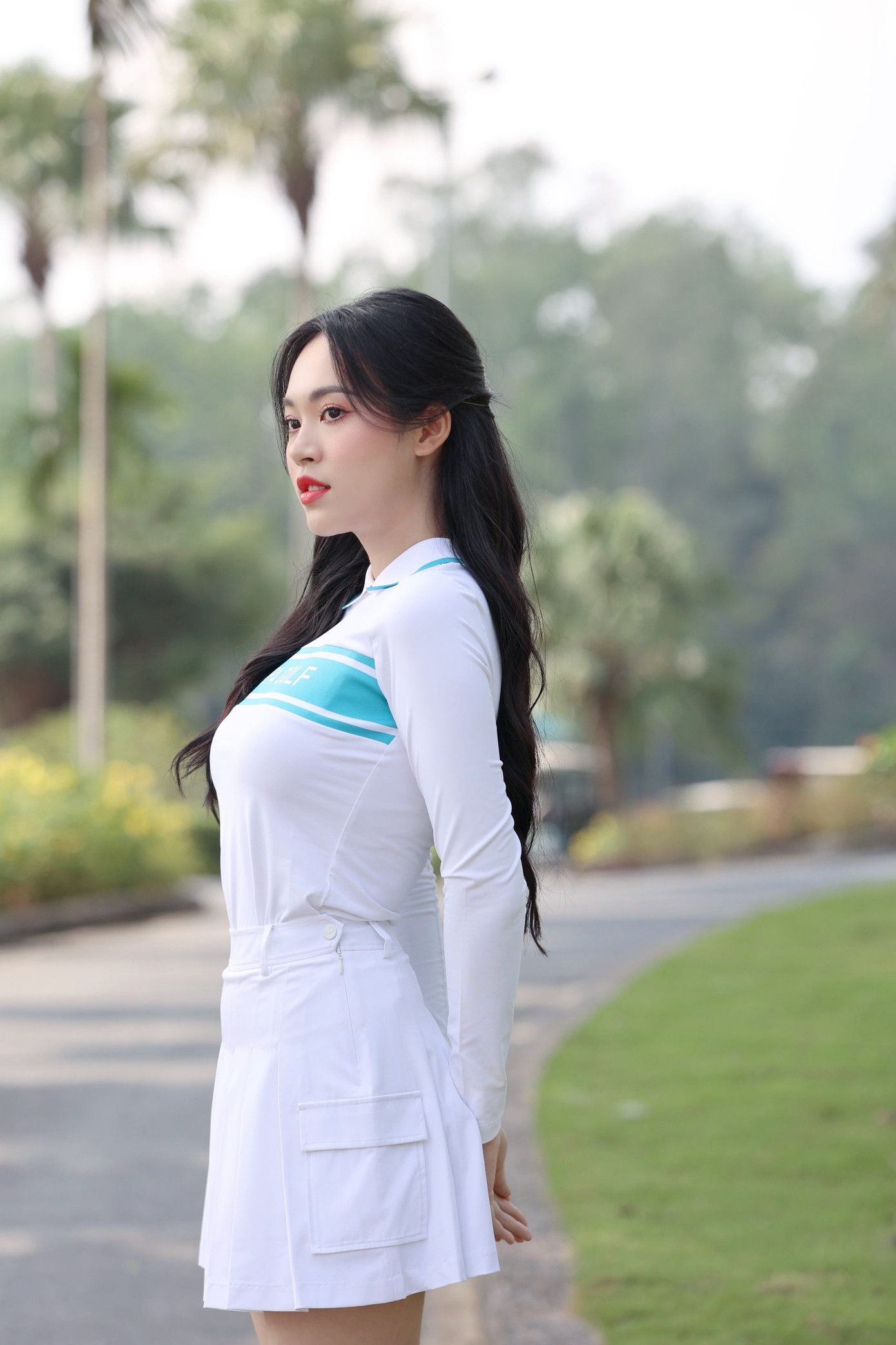 Á hậu Trịnh Thùy Linh khoe vẻ đẹp thanh lịch, dịu dàng trong trang phục sắc trắng.