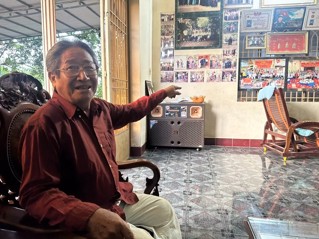 Trong nhà ông Sơn treo rất nhiều huân huy chương kháng chiến (Ảnh: Hoàng Bình). Trong nhà ông Sơn treo rất nhiều huân huy chương kháng chiến (Ảnh: Hoàng Bình).