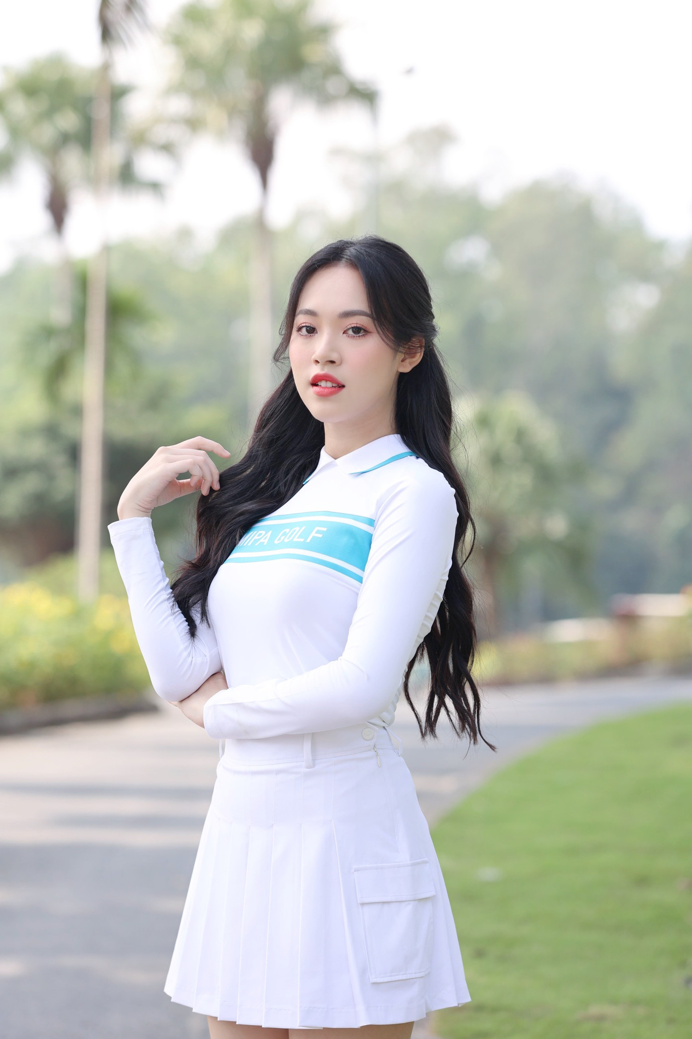 Á hậu Trịnh Thùy Linh khoe vẻ đẹp thanh lịch, dịu dàng trong trang phục sắc trắng.