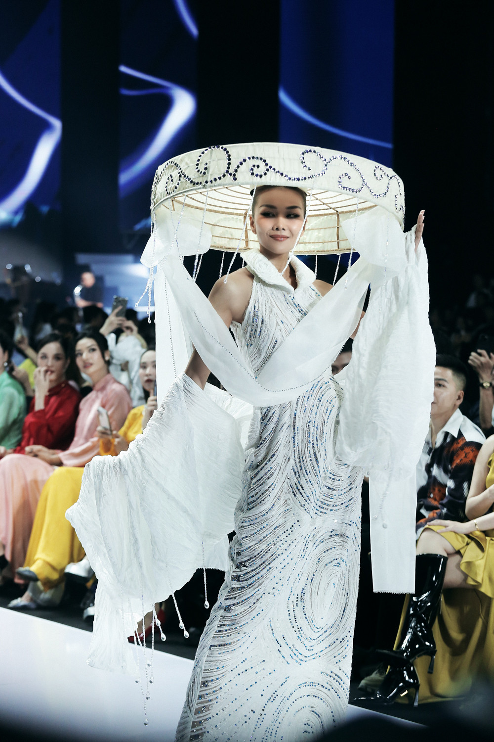 Thanh Hằng trở lại sàn diễn thời trang sau đám cưới. Thanh Hằng trở lại sàn diễn thời trang sau đám cưới.