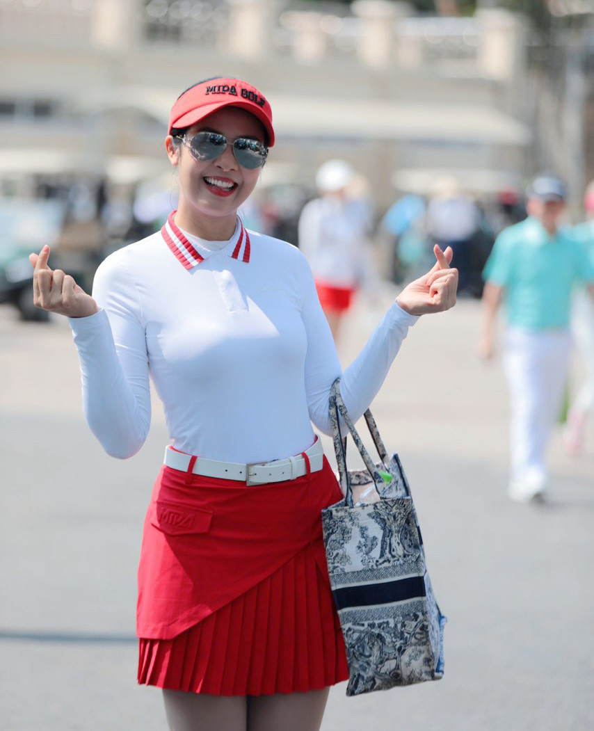 Sáng 4/11, Hoa hậu Ngọc Hân, Hoa hậu Jennifer Phạm, MC Mai Ngọc cùng tới sân Kings Course thuộc BRG Kings&apos; Island Golf Resort (Đồng Mô, Sơn Tây, Hà Nội) từ sớm để tham dự Giải Tiền Phong Golf Championship 2023.