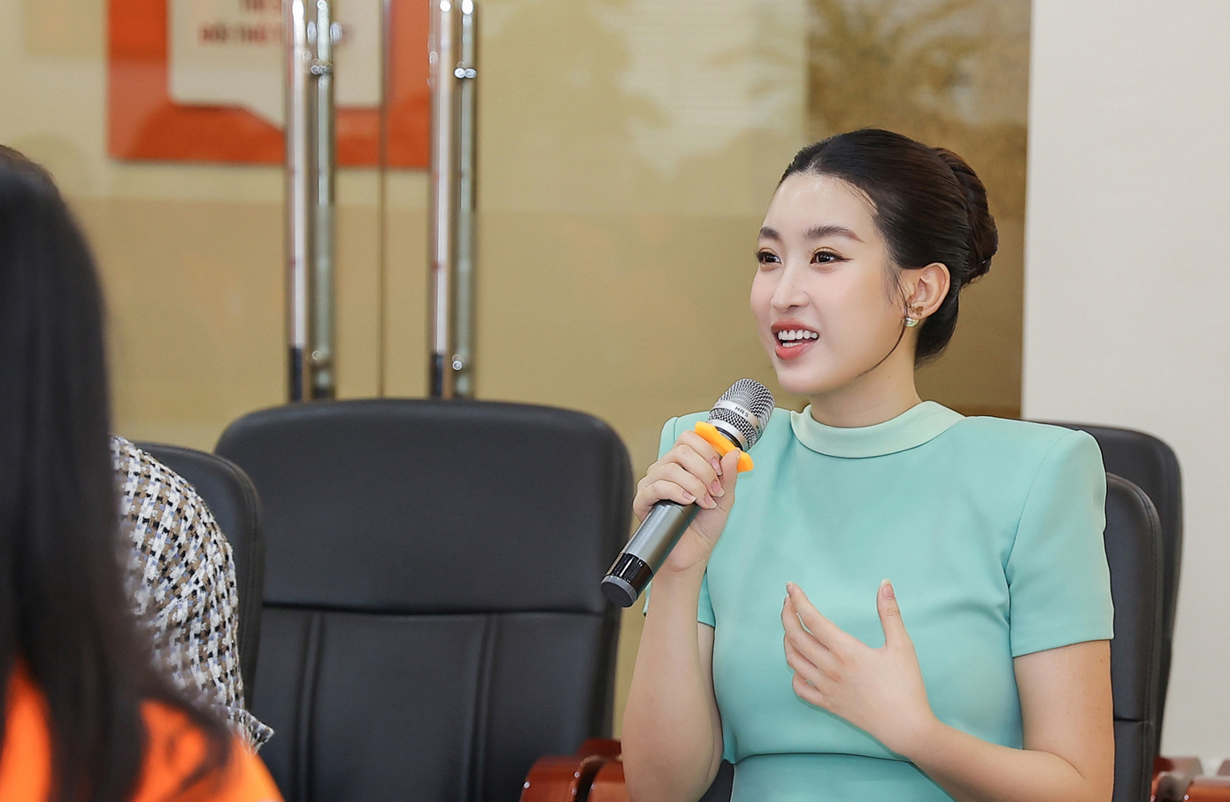 Đỗ Mỹ Linh xuất hiện kín đáo, thanh lịch tại sự kiện. Đỗ Mỹ Linh xuất hiện kín đáo, thanh lịch tại sự kiện.