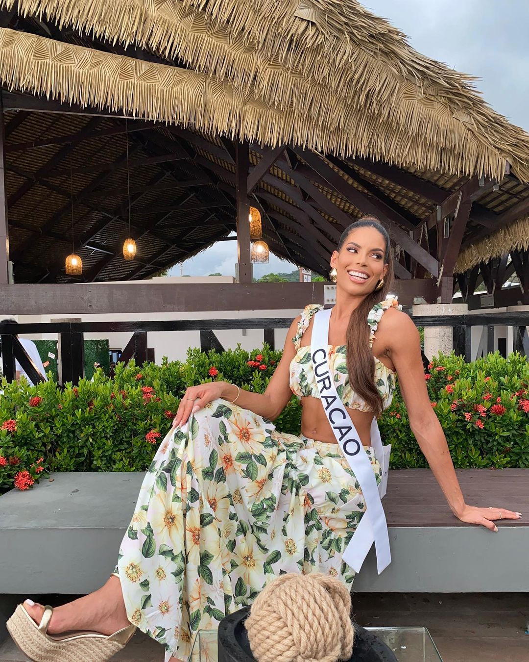 Người đẹp Curacao - Kim Rossen diện loạt váy khoe eo thon săn chắc. Trước đó, cô gây chú ý khi diện trang phục màu đen có thiết kế độc đáo. Thiết kế có một ống quần, ống còn lại xẻ cao. Diện mạo của cô gây chú ý trên các diễn đàn sắc đẹp. Nhiều người nhận xét Kim Rossen giống một người nổi tiếng đi dự sự kiện thời trang hơn là thí sinh hoa hậu.