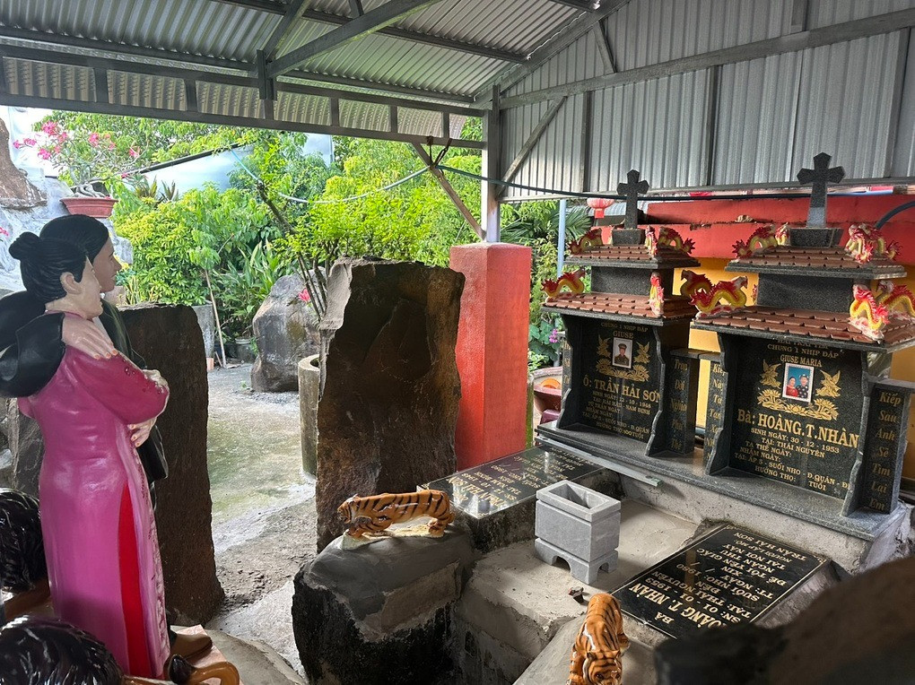 Hai ngôi mộ đặc biệt vợ chồng ông Trần Hải Sơn tự chuẩn bị cho mình (Ảnh: Hoàng Bình).