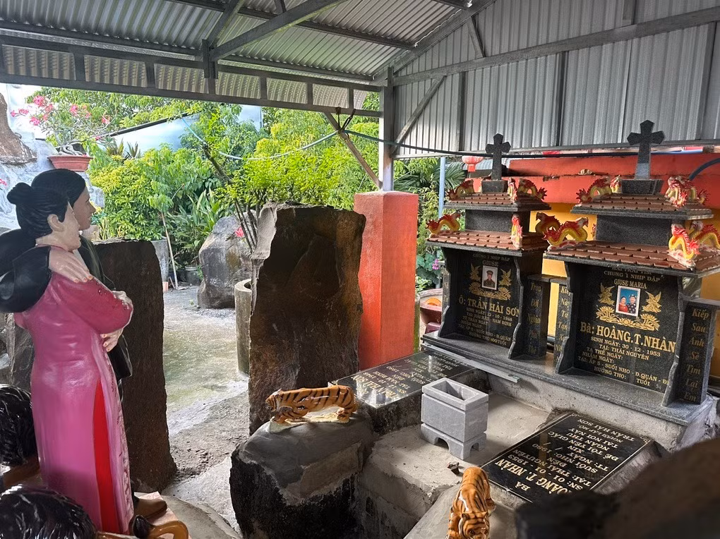 Hai ngôi mộ đặc biệt vợ chồng ông Trần Hải Sơn tự chuẩn bị cho mình (Ảnh: Hoàng Bình). Hai ngôi mộ đặc biệt vợ chồng ông Trần Hải Sơn tự chuẩn bị cho mình (Ảnh: Hoàng Bình).