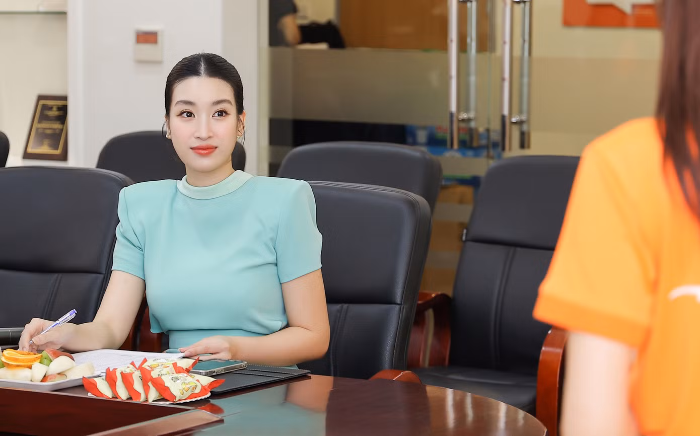 Đỗ Mỹ Linh xuất hiện kín đáo, thanh lịch tại sự kiện.
