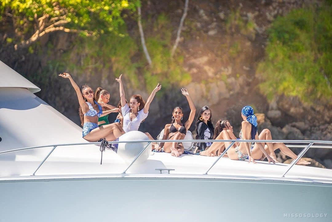 Các thí sinh cũng có dịp ngắm cảnh biển trên du thuyền.