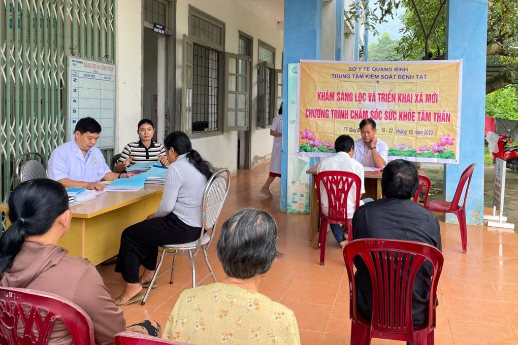 Cán bộ CDC Quảng Bình khám sàng lọc và triển khai chương trình chăm sóc sức khỏe tâm thần tại các địa phương (Ảnh: Nhật Anh).