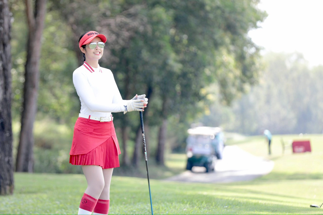 Ngọc Hân được biết đến là người đẹp có niềm đam mê với bộ môn golf nhiều năm nay. Cô dành nhiều thời gian để ra sân luyện tập. Người đẹp cũng rủ ông xã cùng chơi bộ môn thể thao này.