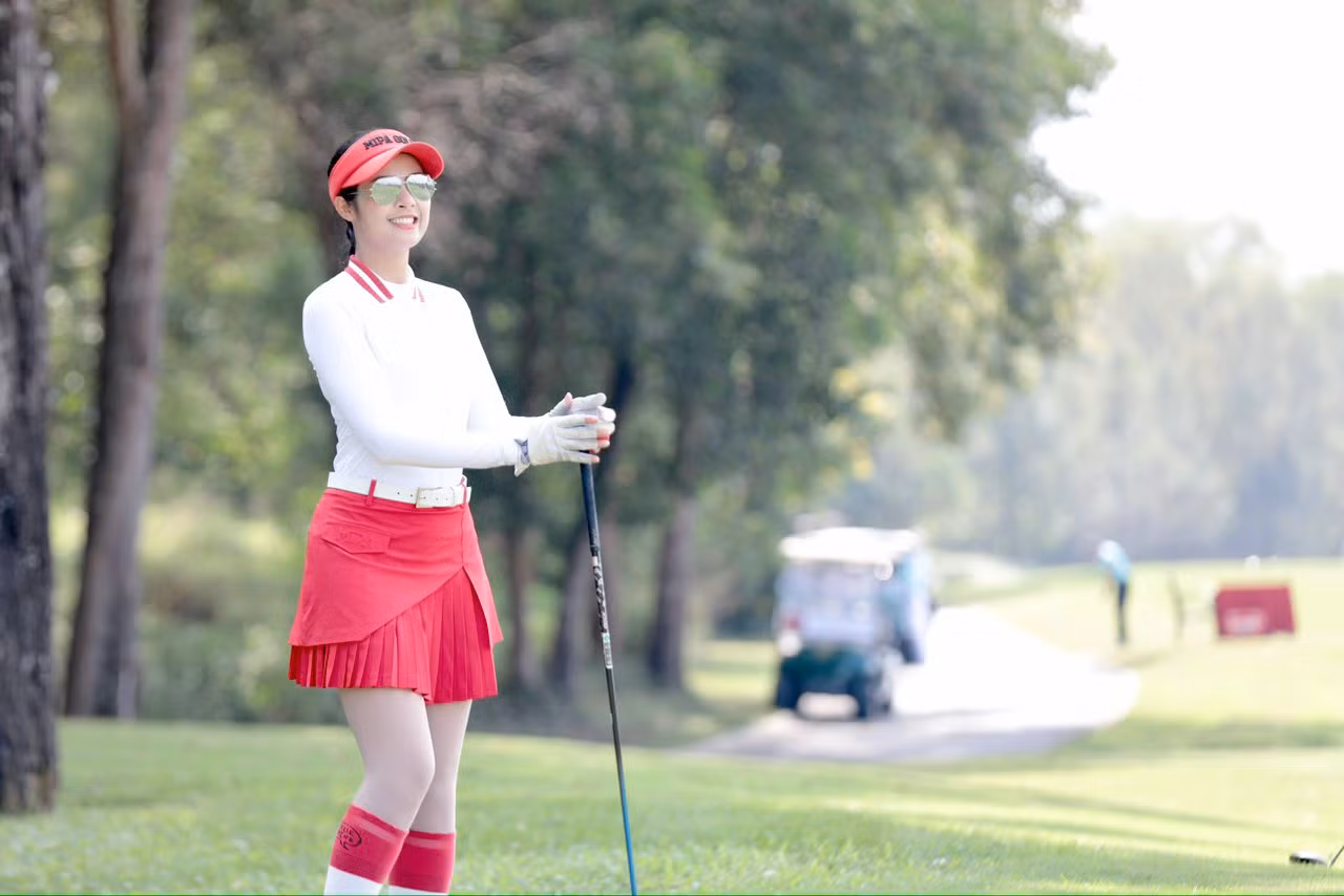 Ngọc Hân được biết đến là người đẹp có niềm đam mê với bộ môn golf nhiều năm nay. Cô dành nhiều thời gian để ra sân luyện tập. Người đẹp cũng rủ ông xã cùng chơi bộ môn thể thao này.