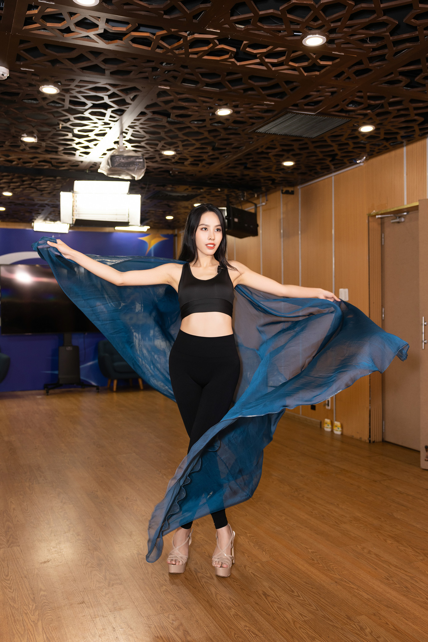 Sau 2 buổi tập luyện, Như Vân cho rằng Ngọc Hằng cần trau dồi thêm các kỹ năng như bung tà, đá chân để tạo điểm nhấn hơn. Cô nhận xét Ngọc Hằng học và nắm bắt rất nhanh ở kỹ năng bung tà khi trình diễn váy dạ hội, sẽ thu hút được khán giả khi sải bước trên sân khấu.