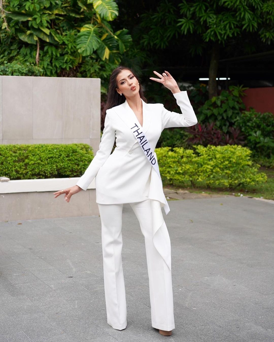 Đại diện Thái Lan - Anntonia Porsild chọn suit trắng thanh lịch cho ngày hoạt động thứ 3. Những ngày qua, gu thời trang của người đẹp xứ sở chùa vàng được đánh giá cao.