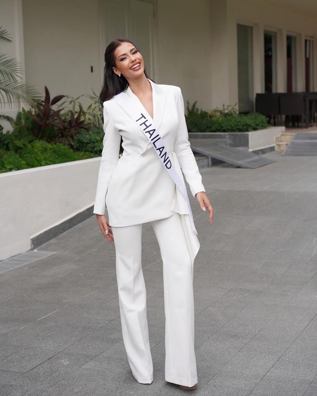 Đại diện Thái Lan - Anntonia Porsild chọn suit trắng thanh lịch cho ngày hoạt động thứ 3. Những ngày qua, gu thời trang của người đẹp xứ sở chùa vàng được đánh giá cao.