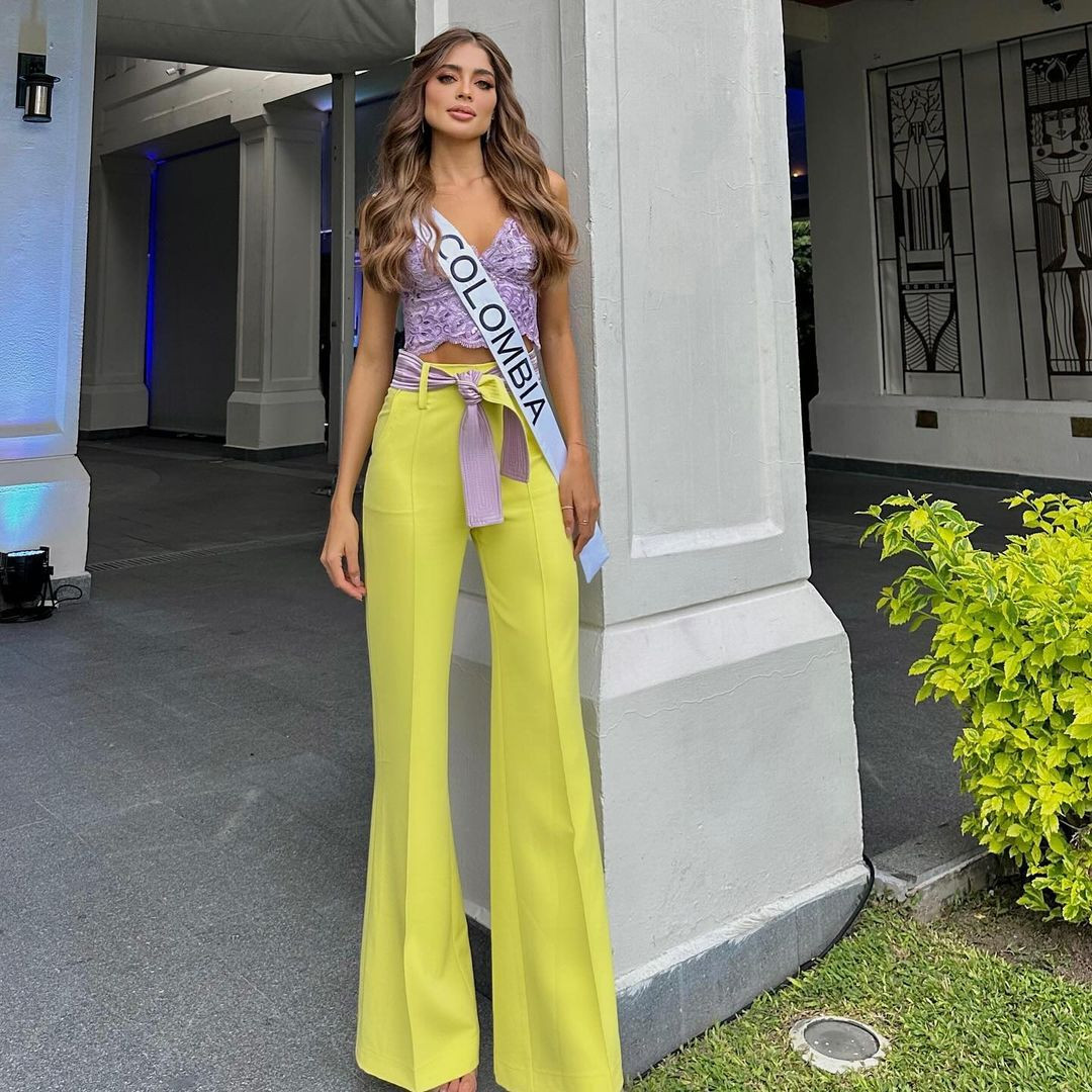 Bà mẹ trẻ Camila Avella diện trang phục tông màu vàng rực rỡ. Cô là ứng viên thu hút sự chú ý của truyền thông tại cuộc thi năm nay.