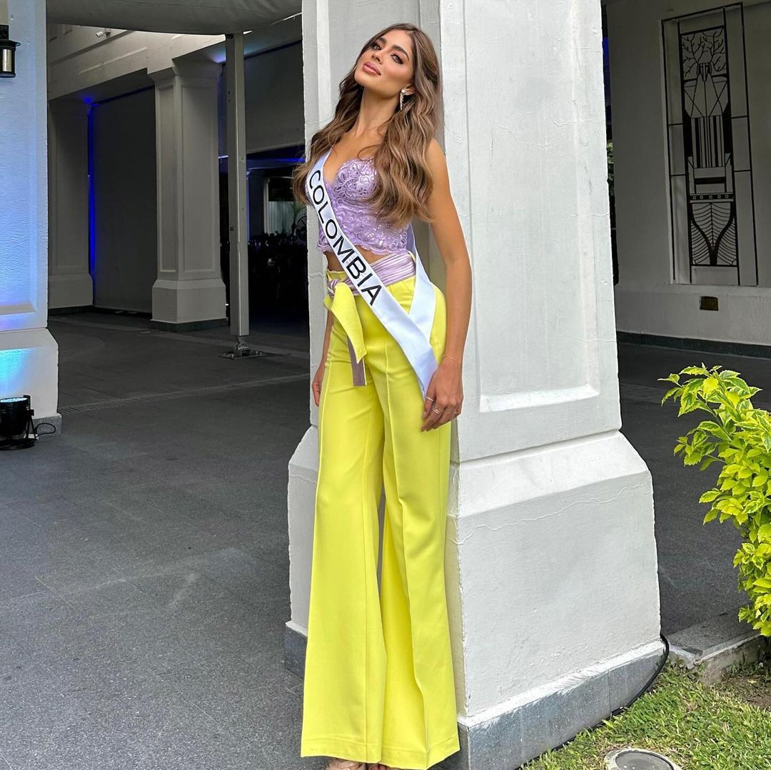 Bà mẹ trẻ Camila Avella diện trang phục tông màu vàng rực rỡ. Cô là ứng viên thu hút sự chú ý của truyền thông tại cuộc thi năm nay.