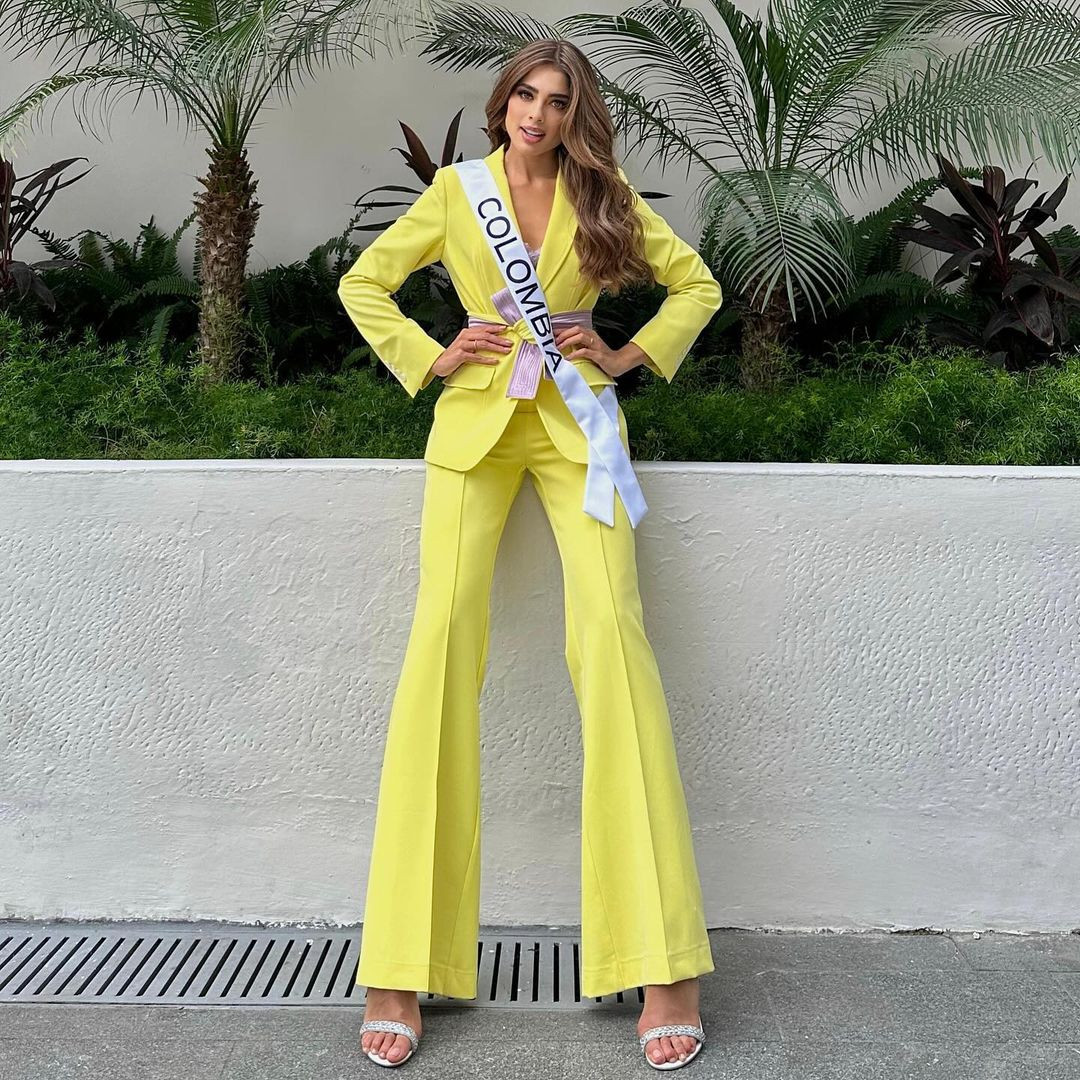 Bà mẹ trẻ Camila Avella diện trang phục tông màu vàng rực rỡ. Cô là ứng viên thu hút sự chú ý của truyền thông tại cuộc thi năm nay.