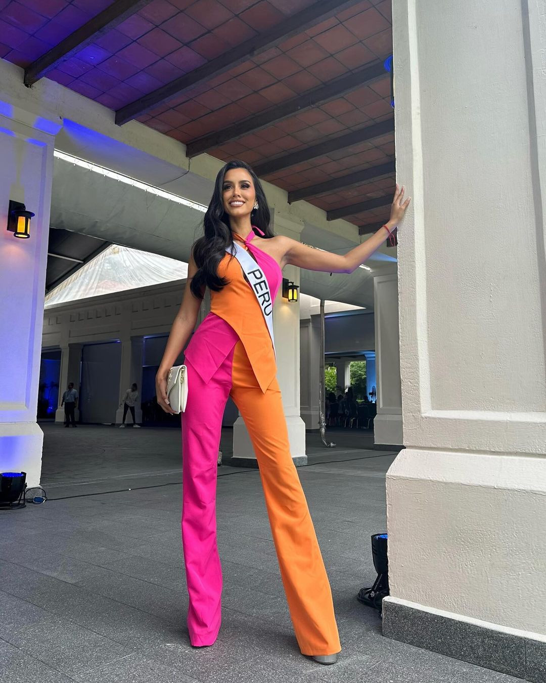 Đại diện Peru với thiết kế bất đối xứng 2 tông màu hồng - cam độc đáo. Cô là người đẹp có kinh nghiệm thi nhan sắc, nổi trội ở khu vực Mỹ Latinh.