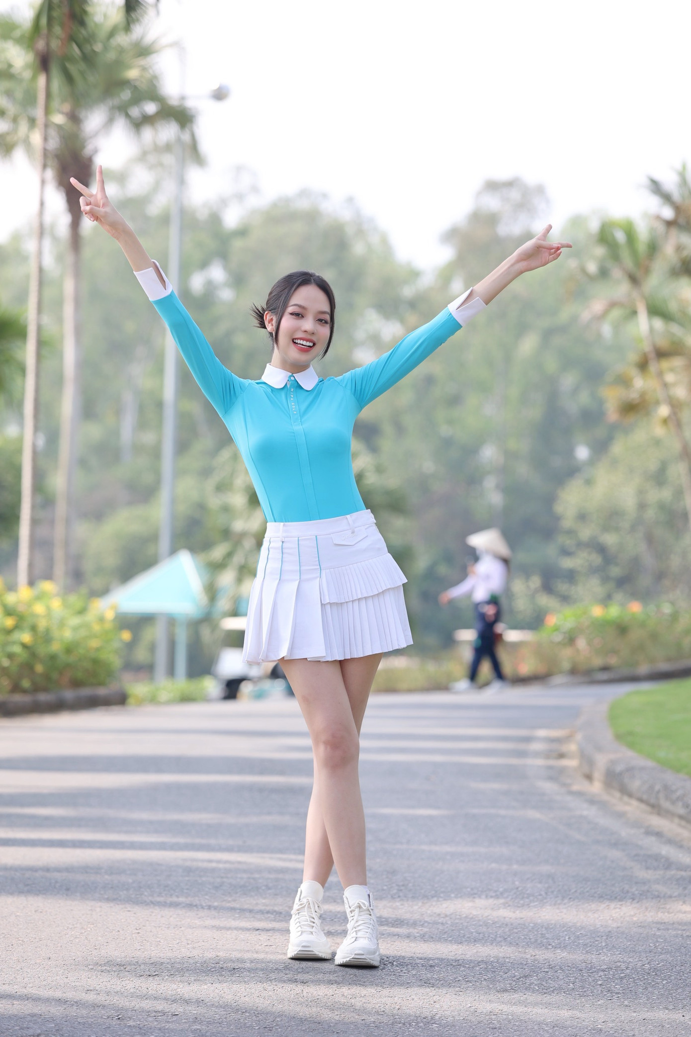 Hoa hậu Việt Nam 2022 Huỳnh Thị Thanh Thủy khoe chân dài với trang phục golf.