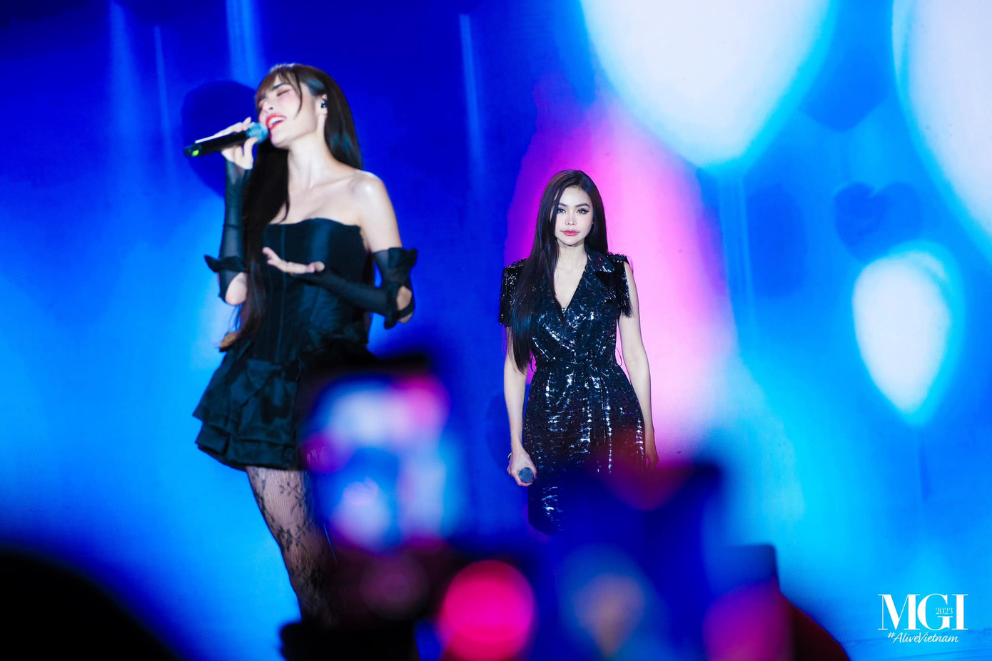 Bên cạnh đó, người đẹp còn thường xuyên bị chỉ trích mặc phản cảm khi biểu diễn.