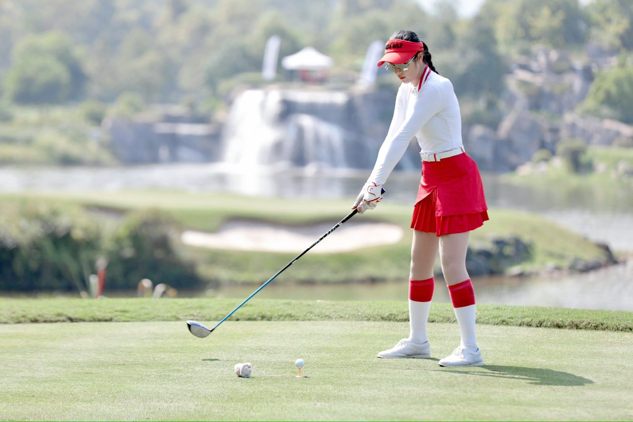 Ngọc Hân chia sẻ: “Tiền Phong Golf Championship là nơi chắp cánh cho ước mơ của các tài năng trẻ Việt Nam được bay xa. Một giải đấu mang tính nhân văn và cộng đồng rất lớn. Vì thế, tôi đã nhận lời ngay khi được mời tham dự giải. Tôi rất vinh dự vì điều đó&quot;.